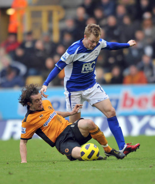 通过两翼的 通过两翼的